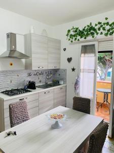 パレルモにあるcasa giorgia mondelloのキッチン(テーブル、ボウル付)