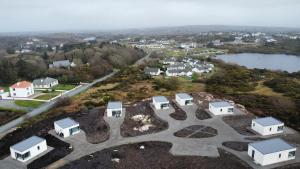 eine Luftansicht auf einen Park mit Häusern und einem See in der Unterkunft Coastal Escape in Burtonport