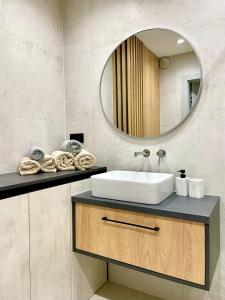 a bathroom with a sink and a mirror at Apartament Bajeczny z widokiem na jezioro Drwęckie in Ostróda