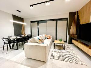 Μια τηλεόραση ή/και κέντρο ψυχαγωγίας στο Apartament Bajeczny nad jeziorem Drwęckiem ROYAL APARTS OSTRÓDA