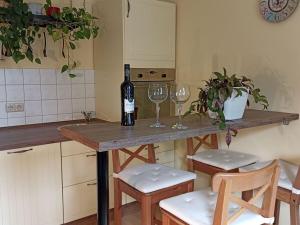 een keuken met een tafel met twee glazen wijn bij Holiday apartment coffee mill in Dresden