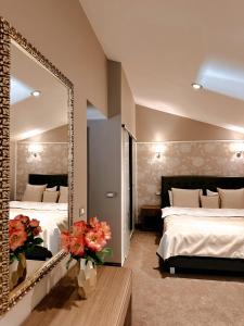 Un pat sau paturi într-o cameră la ANCA RESORT & SPA - Transilvania