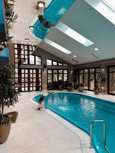 Piscina de la sau aproape de ANCA RESORT & SPA - Transilvania