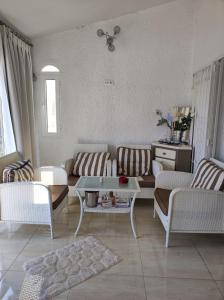 a living room with couches and a table at Villa stamalmar in Villaricos