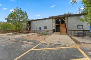 ein Parkplatz vor einem Gebäude in der Unterkunft Free Daily Silver Dollar City Tickets & other Branson attractions! Cozy Branson Condo, Lower level, WALK-IN in Reeds Spring + 32 Fotos