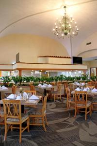 un comedor con mesas y sillas y una lámpara de araña en Holiday Inn La Piedad, an IHG Hotel, en La Piedad Cavadas