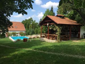 Bazén v ubytovaní Guest house Magyar Route 66 alebo v jeho blízkosti