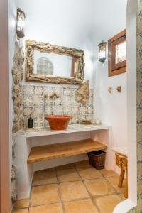 baño con lavabo y espejo en la pared en Casa Rural La Corretger en Chulilla