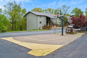 ein leerer Basketballplatz mit einem Basketballkorb in der Unterkunft Free Daily Silver Dollar City Tickets & other Branson attractions! Cozy Branson Condo, Lower level, WALK-IN in Reeds Spring