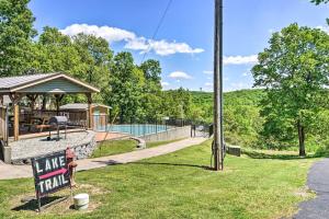 ein Schild im Gras neben einem Swimmingpool in der Unterkunft Free Daily Silver Dollar City Tickets & other Branson attractions! Cozy Branson Condo, Lower level, WALK-IN in Reeds Spring