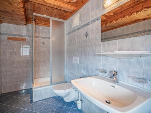 ein Bad mit einem Waschbecken, einem WC und einer Dusche in der Unterkunft Andre Top 3 in Wald im Pinzgau