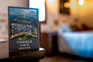 un libro sentado sobre una mesa en Casa Rural La Corretger, en Chulilla