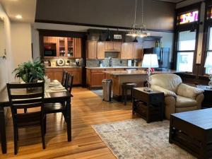una cucina e un soggiorno con divano e tavolo di Pet Friendly Gorgeous Downtown Loft Pueblo a Pueblo