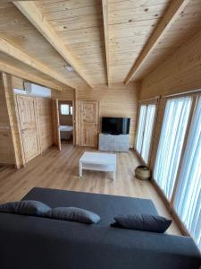 Zimmer mit einem Bett und einem TV in einem Zimmer in der Unterkunft El Corralón de Altarejos 
