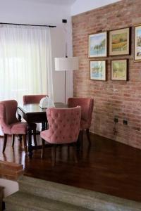 - une salle à manger avec une table et des chaises dans l'établissement Villa Bano Piemonte Private Pool, à Melazzo