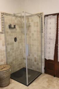 La salle de bains est pourvue d'une douche avec une porte en verre. dans l'établissement Villa Bano Piemonte Private Pool, à Melazzo