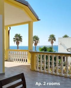 Deby beach homes tesisinde bir balkon veya teras