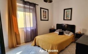 una camera con letto e finestra di Apartment Deborah a Vir (Puntadura)