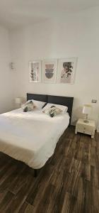 1 dormitorio con 1 cama y suelo de madera en La Passeggiata, en Monterotondo