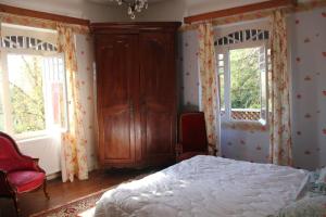 Postel nebo postele na pokoji v ubytování maison de campagne avec grand lac et park arboré