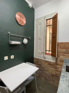 a room with a table and a clock on a wall at Casa Luna, tu oasis en mejor barrio de Madrid in Madrid