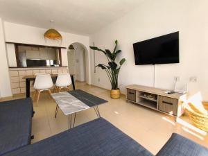 Televízia a/alebo spoločenská miestnosť v ubytovaní Medina Marinas - Tú hogar con solarium privado!