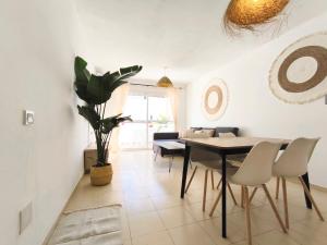 Posedenie v ubytovaní Medina Marinas - Tú hogar con solarium privado!