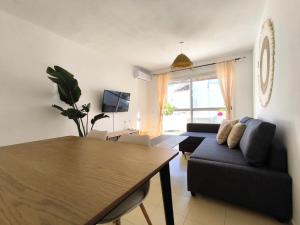 Televízia a/alebo spoločenská miestnosť v ubytovaní Medina Marinas - Tú hogar con solarium privado!
