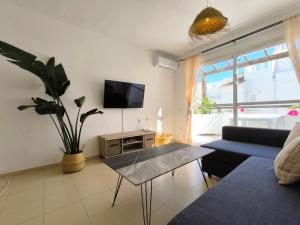 Televízia a/alebo spoločenská miestnosť v ubytovaní Medina Marinas - Tú hogar con solarium privado!