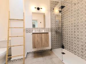 Kúpeľňa v ubytovaní Medina Marinas - Tú hogar con solarium privado!