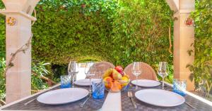 een tafel met borden en een fruitschaal erop bij Casa Piedra Mallorca in El Toro