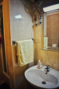 W łazience znajduje się umywalka i lustro. w obiekcie Apartman Mirta w mieście Šmrika