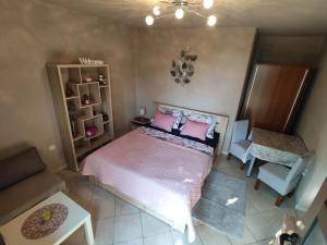 Apartman Mirta في سمريكا: اطلالة علوية لغرفة نوم بها سرير وكرسي