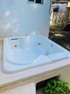 a white sink sitting on top of a counter at Linda Casa en el centro in Bacalar