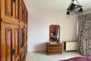 um quarto com uma cómoda e um espelho em Palma de Meritee villa 2 apartment 4 village veiw em Hurghada