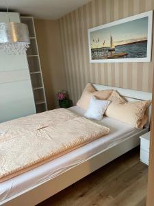 A bed or beds in a room at Zum Bergschlösschen