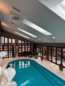 uma grande piscina no átrio do hotel com em Pensiunea ANCA RESORT em Sălciua de Jos