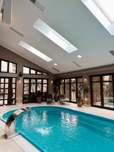 Piscina de la sau aproape de ANCA RESORT & SPA - Transilvania