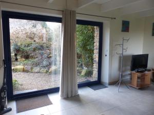 a room with a large glass door with a window at Kerouzé in Bringolo