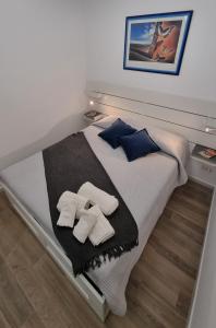 uma cama com toalhas e almofadas em cima em Casa Helios em Capaci
