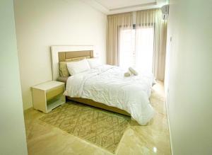 Un pat sau paturi într-o cameră la Luxury Aprt 2-bedrooms/Pool Hivernage City Centre