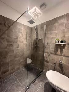 een badkamer met een douche, een toilet en een wastafel bij Cozy Corner in Rotterdam in Rotterdam