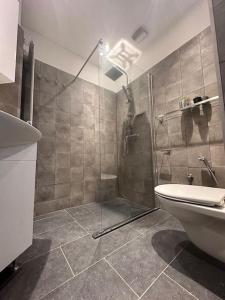 ein Badezimmer mit Dusche und Toilette in der Unterkunft Cozy Corner in Rotterdam in Rotterdam + 17 Fotos