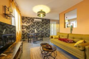 a living room with a couch and a table at Au Doux Refuge - Maison - Parking gratuit in Romorantin