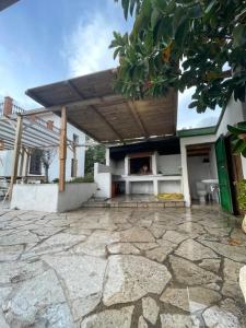 ein Gebäude mit einem Pavillon und einer Steinterrasse in der Unterkunft La Muntanya alojamiento rural turistico vacacional in Tortosa