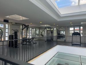 una camera con palestra e piscina di Destino Floripa Jurerê In a Florianópolis