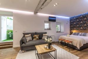 un salon avec un lit et un canapé dans l'établissement Suite Bermeo - Loft, à Bermeo