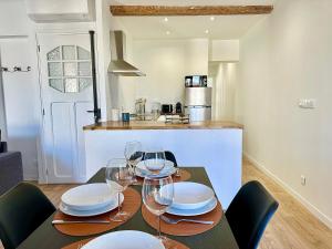 a dining room with a table with wine glasses at Sicardi 2 - Plage - Climatisation in Menton