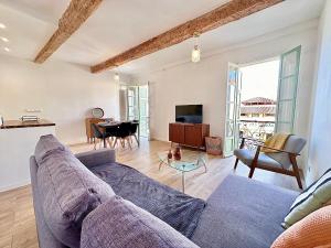 a living room with a couch and a table at Sicardi 2 - Plage - Climatisation in Menton