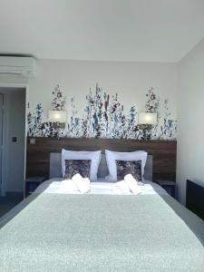 アンティーブにあるPenthouse vue mer et jacuzzi privéのベッドルーム1室(大型ベッド1台、枕2つ付)